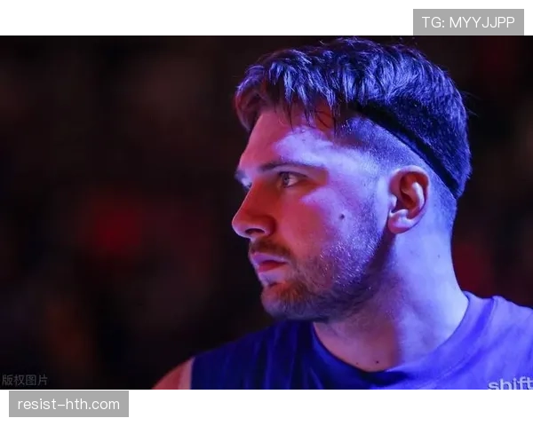 卢卡·东契奇超市结账那一刻，旁边人默默把自己的零钱都收起来